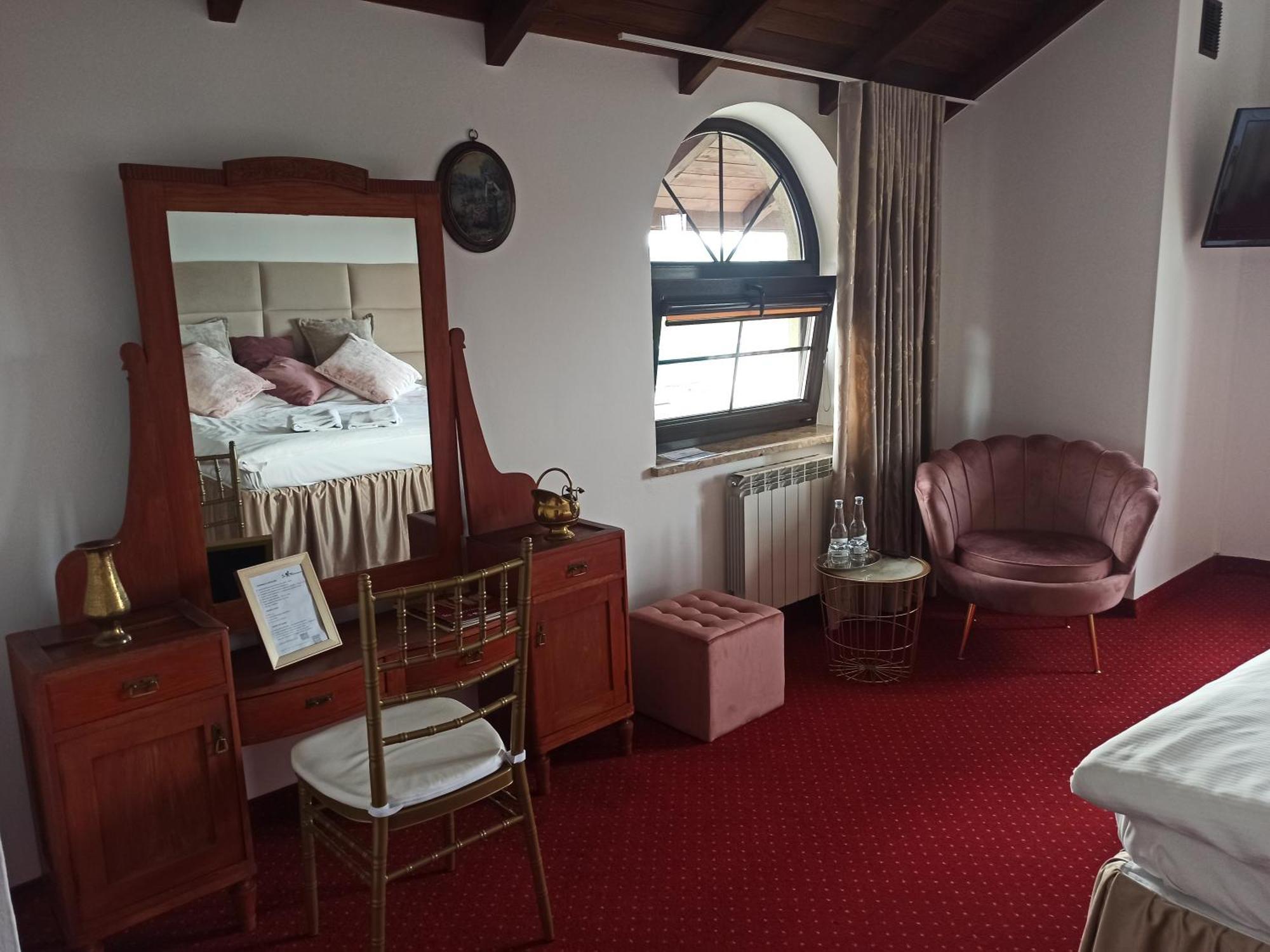Hotel Restauracja Jas Wedrowniczek Rymanow Экстерьер фото